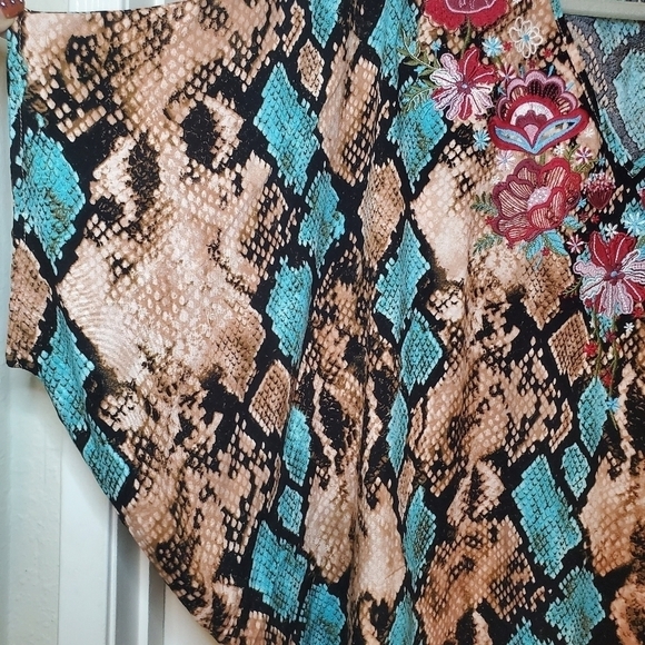 SAVANNA JANE Embroidered and Colorful Snake Print 3/4 Angel Sleeve Top Sz SMALL - Picture 2 of 9